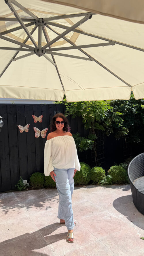 Dé eyecatcher van dit seizoen Deze stijlvolle top is een echte must-have voor je garderobe. De speelse top zorgt voor een trendy en vrouwelijke uitstraling, terwijl de veelzijdige halslijn je de mogelijkheid geeft om de top zowel off-shoulder als op de schouders te dragen. De wijde mouwtjes geven de top een luchtige en elegante touch. Combineer deze eyecatcher met een short van Azzurro voor een zomerse look, draag hem casual op een jeans of creëer een vrouwelijke outfit met een rok. Dankzij de comfortabele pasvorm en het modieuze design is deze top perfect voor zowel een dagje uit als een gezellige avond op het terras. Pasvorm: one size kan van s t/m xl Materiaal: viscose